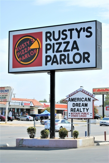 Rusty&rsquo;s Pizza Parlor pylon sign